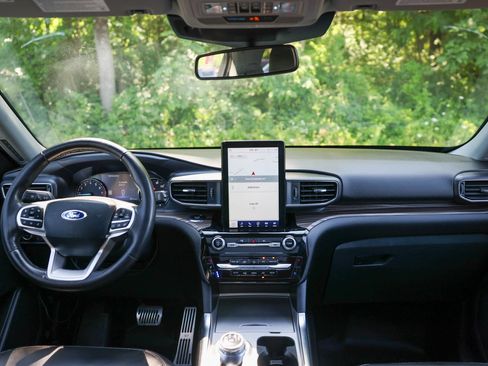 Certified 2023 Ford Explorer Limited w/ Limited Technology Package AWD/4WD image 27