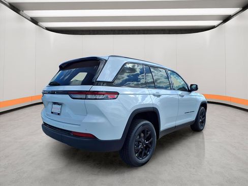 New 2025 Jeep Grand Cherokee Laredo image 6