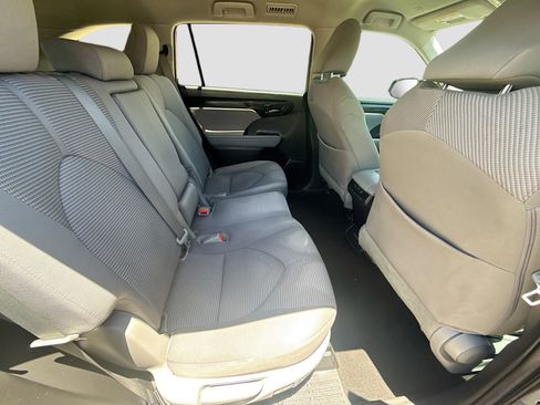 Used 2023 Toyota Highlander L FWD image 28