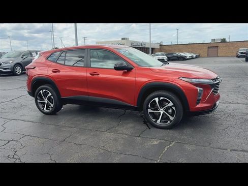 Used 2024 Chevrolet Trax RS w/ Driver Confidence Package FWD image 2
