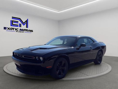 Used 2019 Dodge Challenger SXT RWD image 1