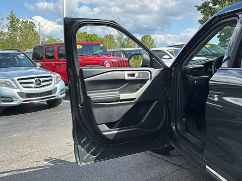 Used 2022 Ford Explorer XLT AWD/4WD image 11