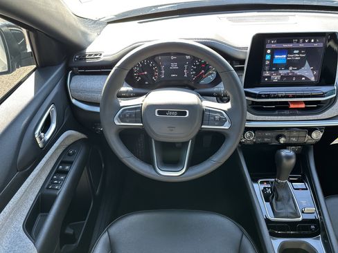 Used 2025 Jeep Compass Latitude image 22