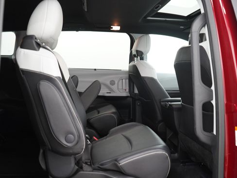 Used 2025 Toyota Sienna XSE FWD image 14