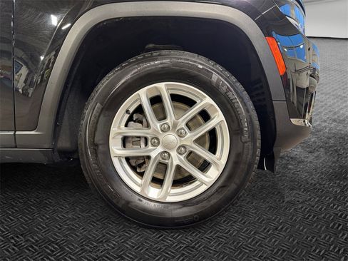 Used 2023 Jeep Grand Cherokee L Laredo image 11