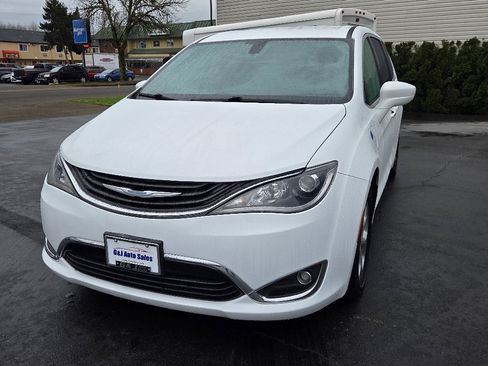 Used 2017 Chrysler Pacifica Touring Plus image 3