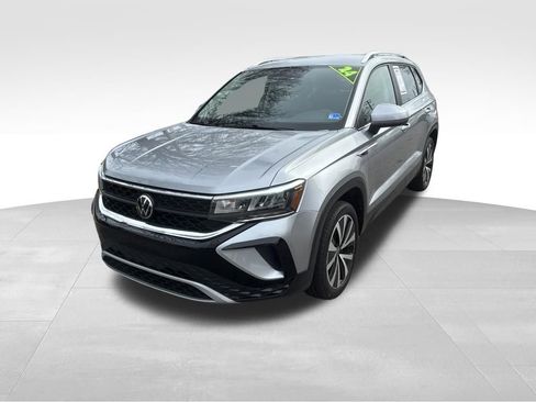 Used 2024 Volkswagen Taos SE FWD image 2