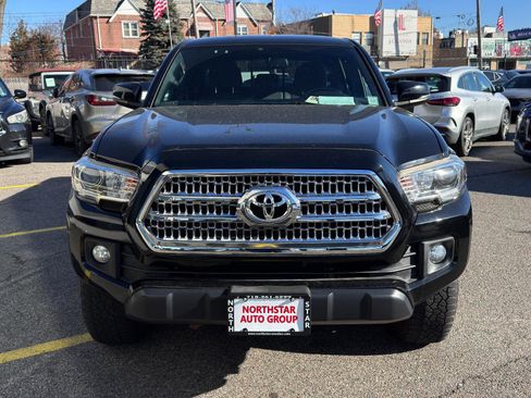 Used 2017 Toyota Tacoma TRD Off-Road image 2
