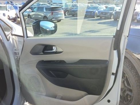 Used 2024 Chrysler Pacifica Touring-L image 29