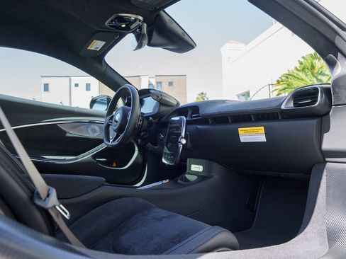 Used 2025 McLaren Artura image 17