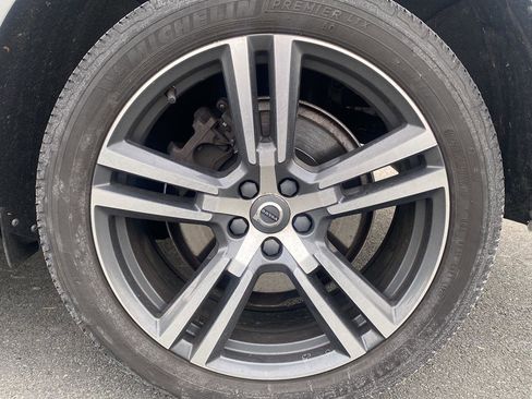 Used 2018 Volvo XC60 T6 Momentum w/ Advanced Package image 10