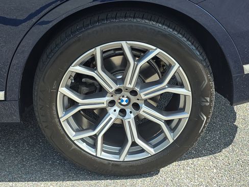 Used 2022 BMW X7 xDrive40i w/ Premium Package AWD/4WD image 39
