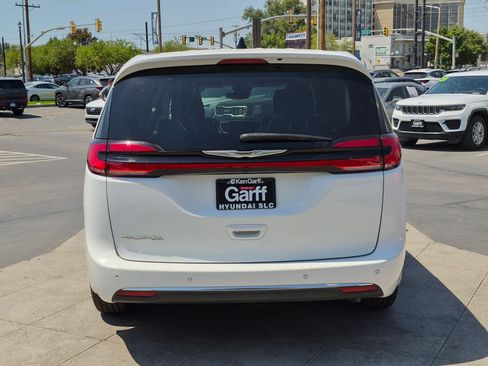 Used 2024 Chrysler Pacifica Touring-L FWD image 5