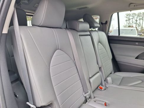 Used 2023 Toyota Highlander XLE image 30