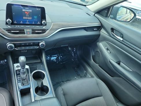 Used 2024 Nissan Altima 2.5 SV FWD image 17