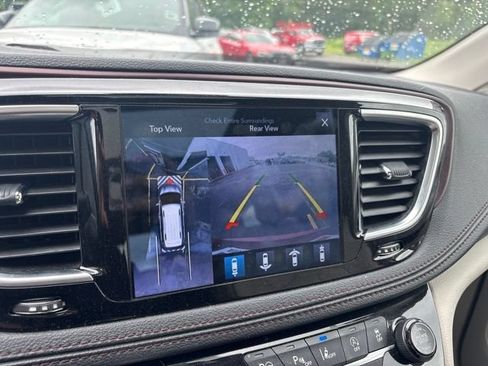 Used 2017 Chrysler Pacifica Limited w/ Advanced Safetytec Group FWD image 18