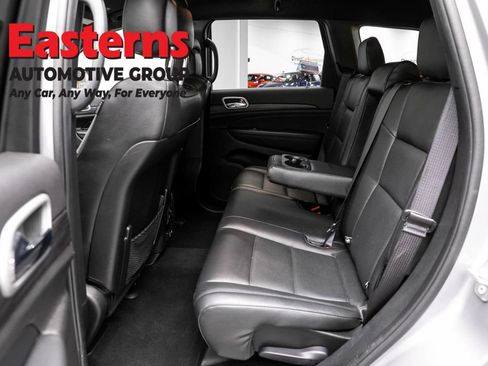 Used 2021 Jeep Grand Cherokee Laredo w/ Security & Convenience Group AWD/4WD image 21