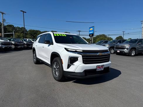 Used 2025 Chevrolet Traverse LT AWD/4WD image 2