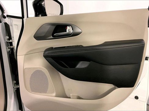 Used 2024 Chrysler Pacifica Select image 25