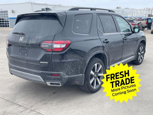 Used 2025 Honda Pilot Touring image 2
