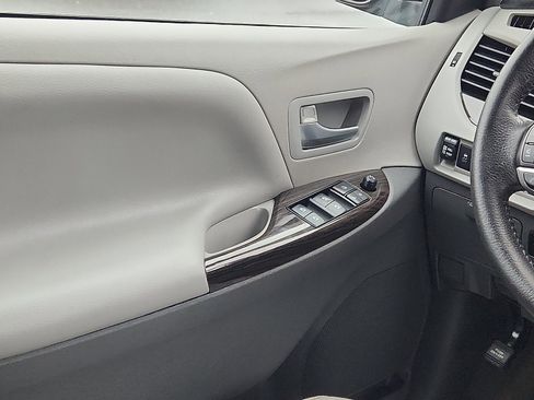 Used 2018 Toyota Sienna XLE Premium image 12