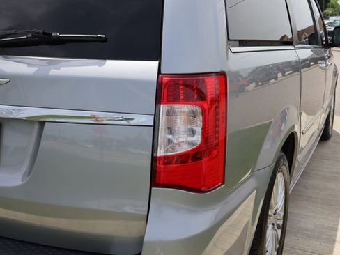 Used 2016 Chrysler Town & Country Touring-L FWD image 37