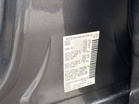 Used 2022 Nissan Titan SV w/ SV Convenience Package image 24