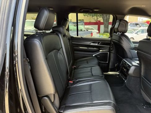 Used 2024 Jeep Wagoneer L Series II RWD image 30