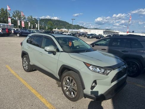 Used 2020 Toyota RAV4 XLE Premium AWD/4WD image 5