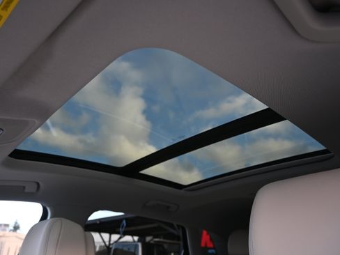 Used 2019 Audi e-tron Premium Plus image 60