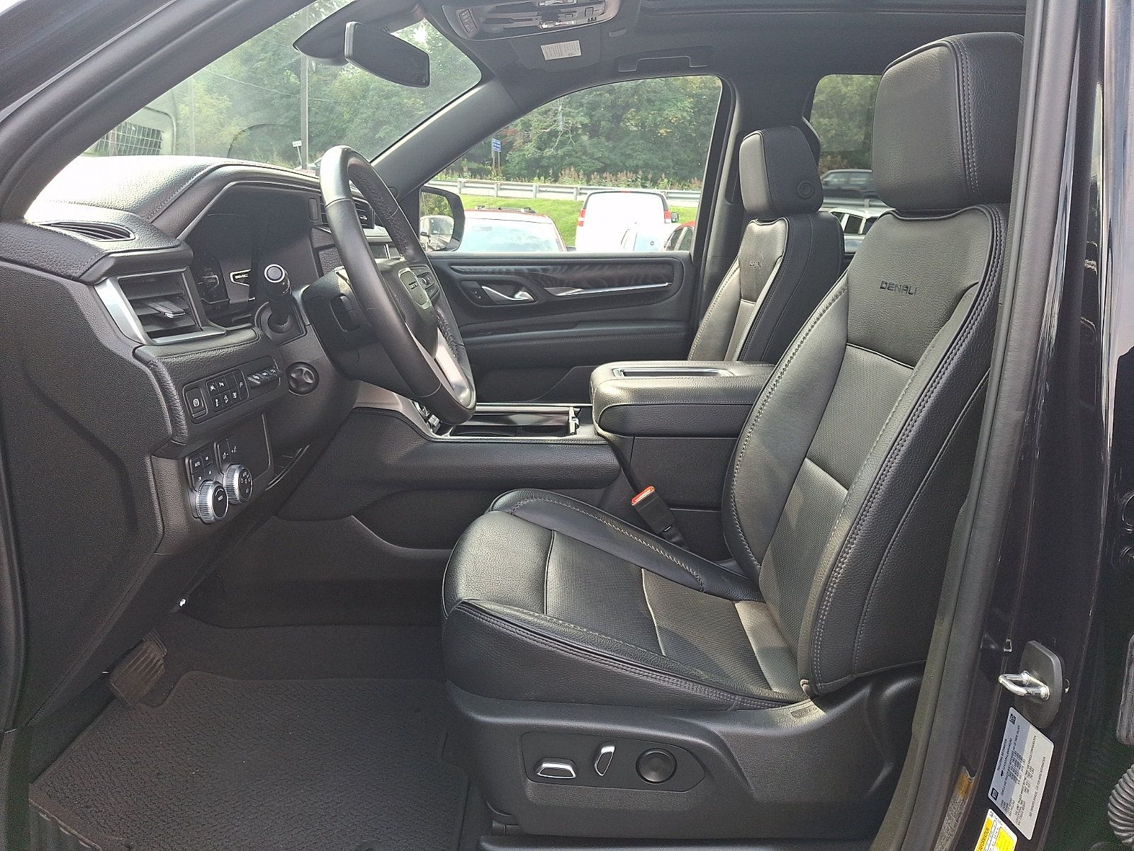 Used 2022 GMC Yukon Denali AWD/4WD image 15