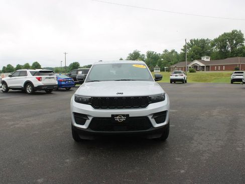 Used 2024 Jeep Grand Cherokee Altitude AWD/4WD image 3