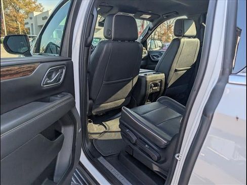 Used 2023 Chevrolet Suburban Premier image 17