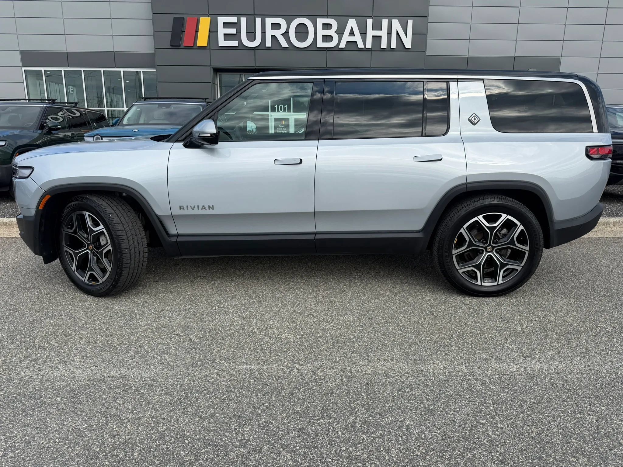 Used 2025 Rivian R1S Adventure Dual AWD/4WD image 2