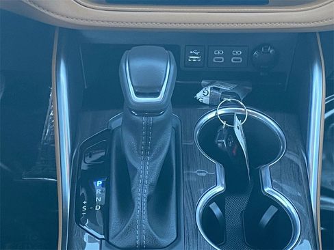 Certified 2025 Toyota Highlander Platinum image 31