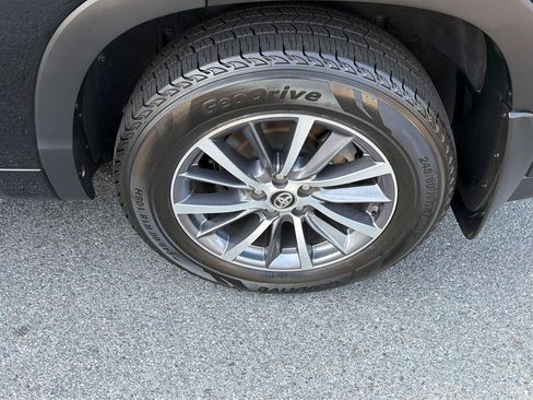 Used 2017 Toyota Highlander XLE FWD image 40