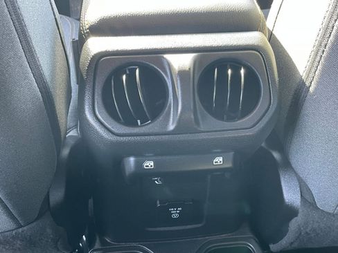 Used 2025 Jeep Wrangler Sahara image 23