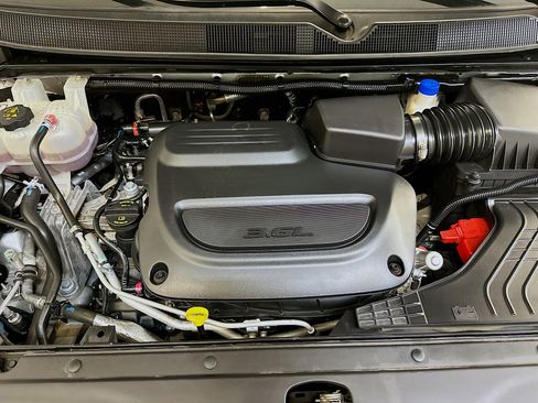 Used 2024 Chrysler Pacifica Touring-L image 35