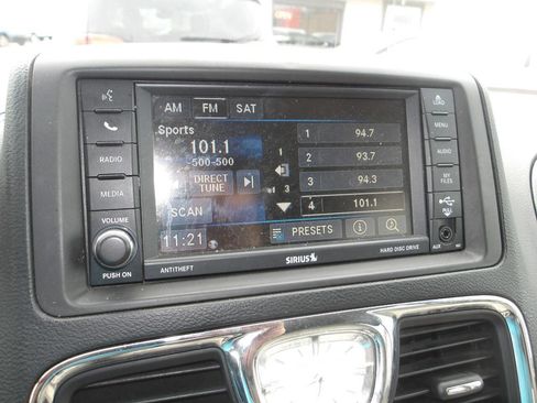 Used 2016 Chrysler Town & Country LX image 16