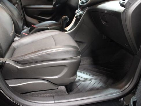 Used 2022 Chevrolet Trax LT w/ LT Convenience Package image 25