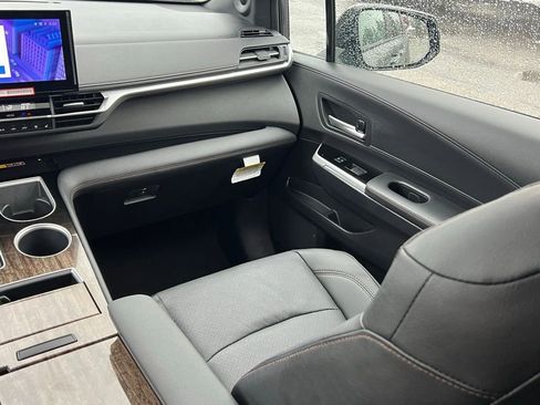 Used 2025 Toyota Sienna Platinum image 18