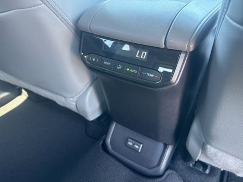Used 2025 Toyota Highlander XLE image 18