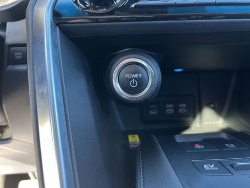 Used 2024 Toyota Venza LE image 18