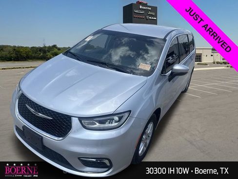 Used 2023 Chrysler Pacifica Touring-L FWD image 4
