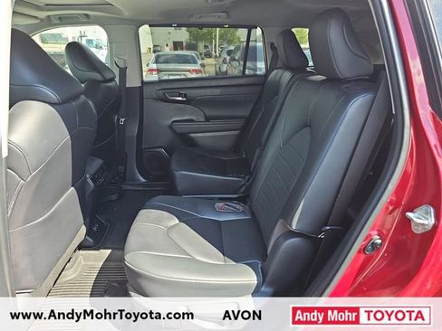 Used 2023 Toyota Highlander XLE FWD image 11