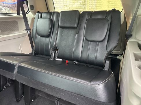 Used 2016 Chrysler Town & Country Touring w/ Driver Convenience Group image 8