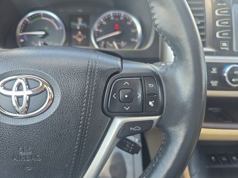 Used 2016 Toyota Highlander Limited w/ Driver Technology Package AWD/4WD image 31