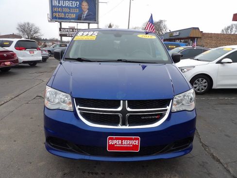 Used 2018 Dodge Grand Caravan SE w/ UConnect Hands-Free Group image 2
