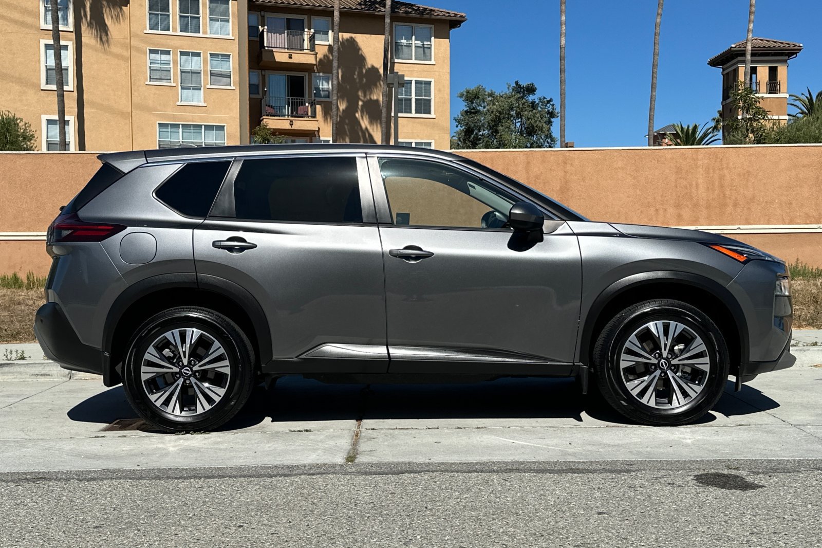 Used 2023 Nissan Rogue SV FWD image 3