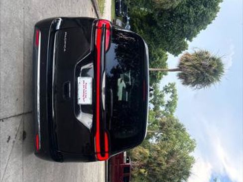 Used 2023 Chrysler Pacifica Touring-L FWD image 7